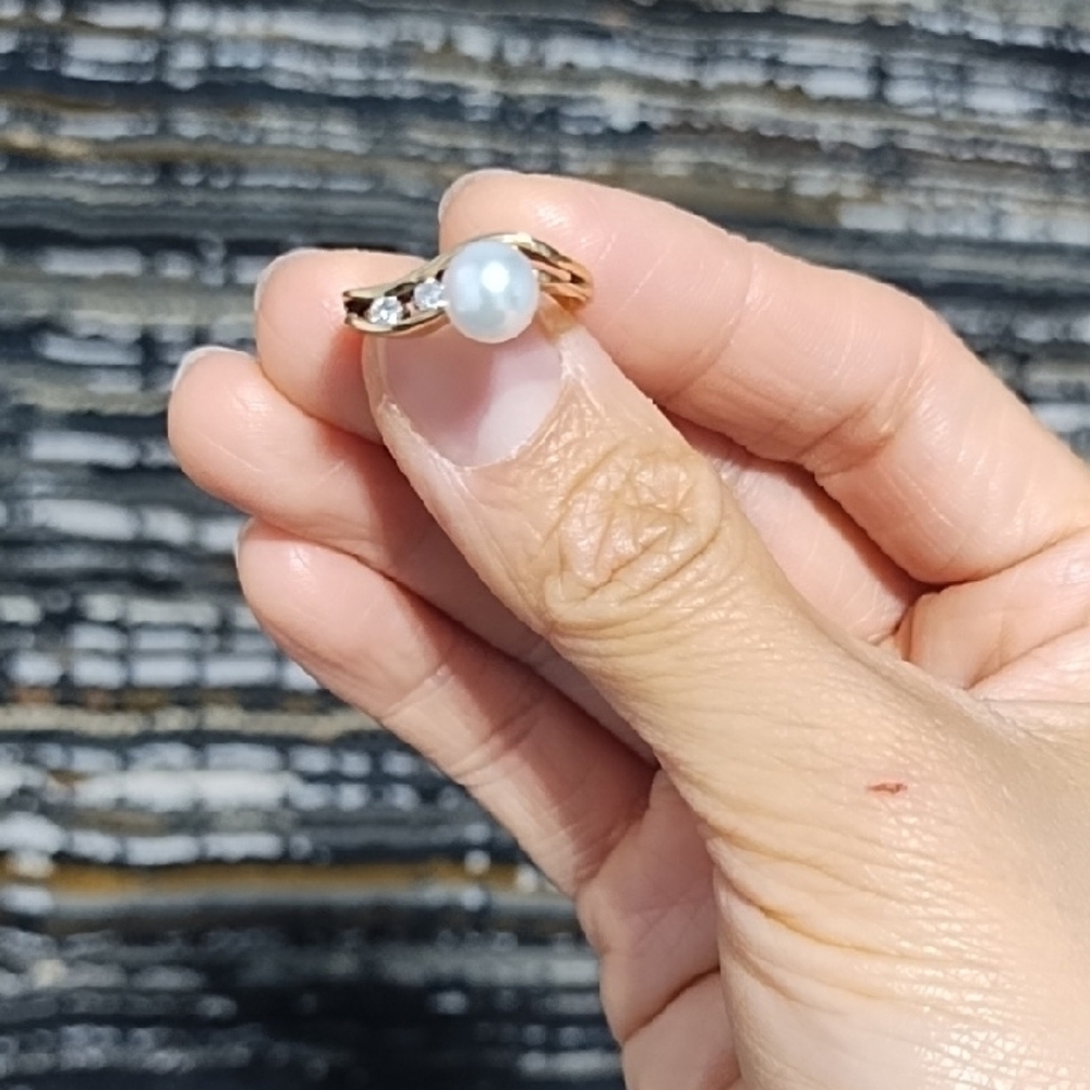 Elegant Gold Pearl Ring